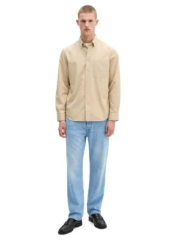 Button down collar, long sleeves, o