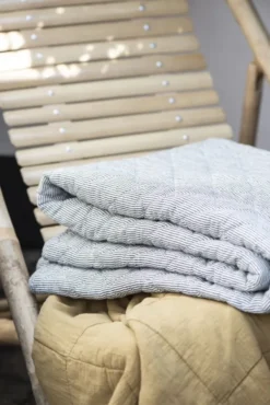 Quilt vit och m?rkgrå