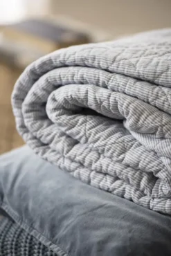 Quilt vit och m?rkgrå