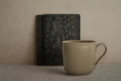 Rhombe Earth Krus med hank 39 cl clay