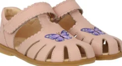 Sandal med lukket tå og sommerfugl