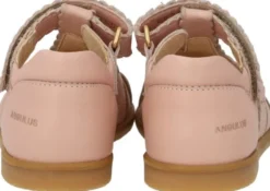 Sandal med lukket tå og sommerfugl