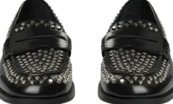 Shoe rivet