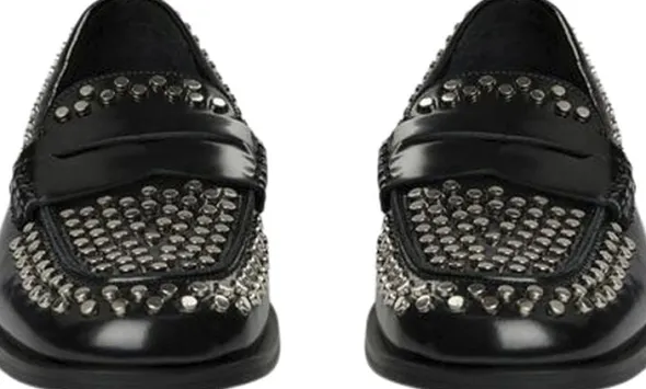 Shoe rivet