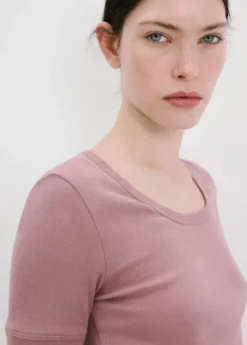 Short-sleeved fitted t-shirt